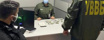 В Одесском аэропорту пытались подкупить сотрудницу Госпогранслужбы